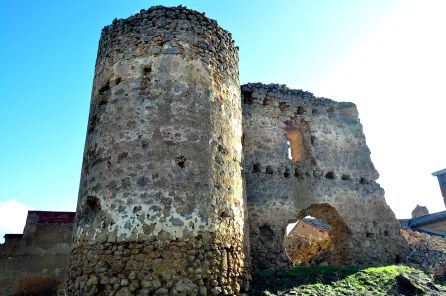 El torreón del castillo se mantiene en pie El torreón del castillo se mantiene en pie
