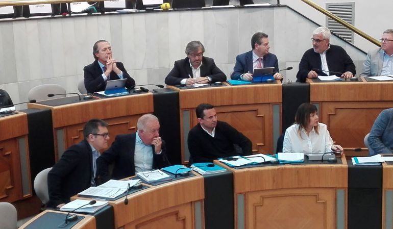 Miguel Zaragoza (i), primero en la bancada superior del PP, medita durante el pleno de marzo en la Diputación de Alicante. Miguel Zaragoza (i), primero en la bancada superior del PP, medita durante el pleno de marzo en la Diputación de Alicante.