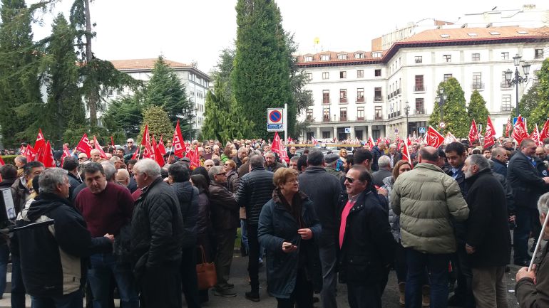 Concentración convocada por las federaciones de pensionistas de UGT y CCOO en la Plaza de España de Oviedo el pasado mes de febrero. Concentración convocada por las federaciones de pensionistas de UGT y CCOO en la Plaza de España de Oviedo el pasado mes de febrero.