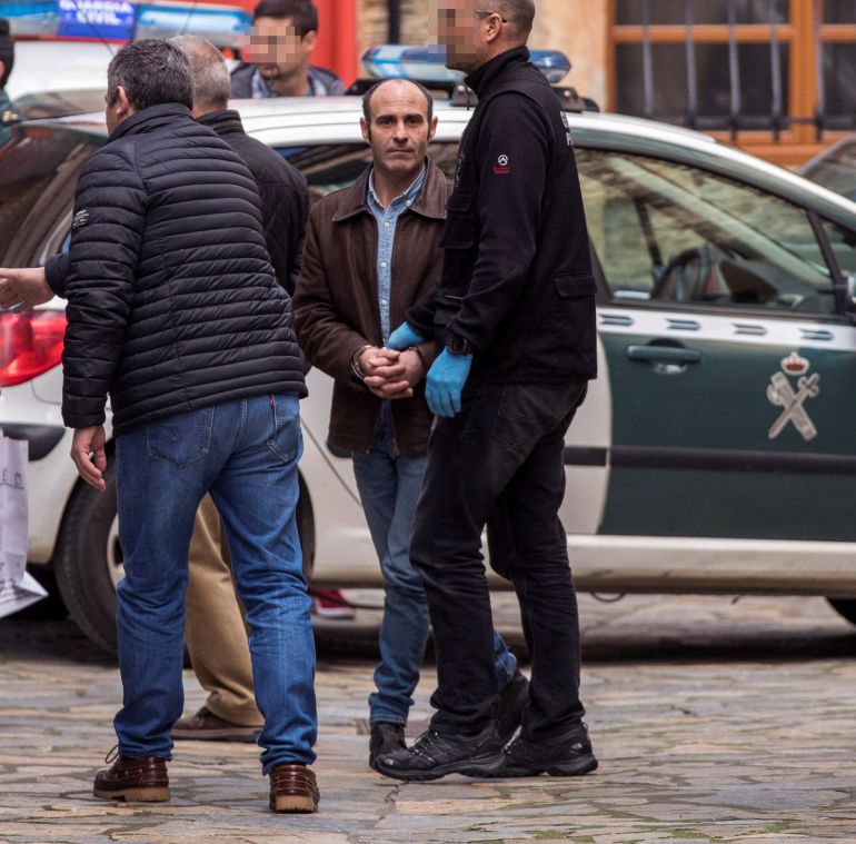 La Guardia Civil ha registrado dos viviendas habituales del arrestado, J. en las que se han recabado "muestras" que serán remitidas al laboratorio de criminalística. La Guardia Civil ha registrado dos viviendas habituales del arrestado, J. en las que se han recabado "muestras" que serán remitidas al laboratorio de criminalística.