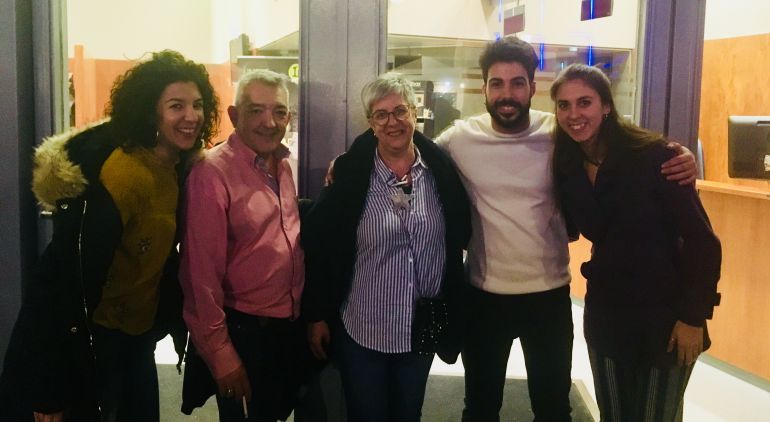 La familia Cruz Higuera tras encontrarse a las puertas del Liceo de Barcelona La familia Cruz Higuera tras encontrarse a las puertas del Liceo de Barcelona