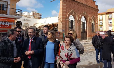 El alcalde de Linares, Juan Fernández (izquierda), habla con el consejero de Fomento, Felipe López. El alcalde de Linares, Juan Fernández (izquierda), habla con el consejero de Fomento, Felipe López.
