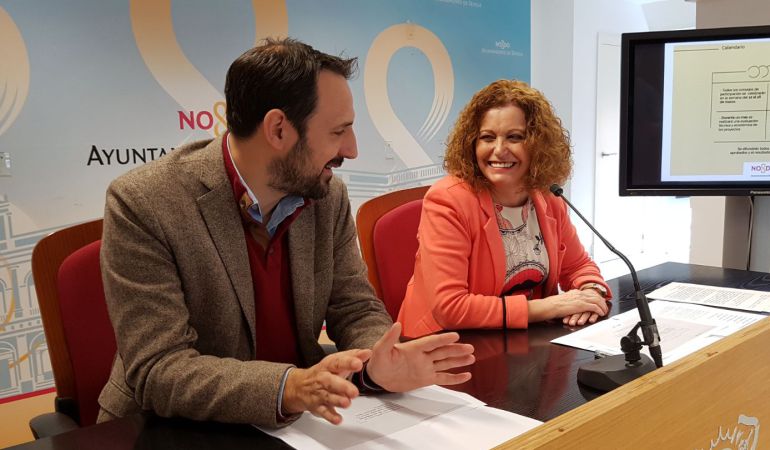 Juan Tomás de Aragón y Adela Castaño presentando el plan "Mejora tu barrio" Juan Tomás de Aragón y Adela Castaño presentando el plan "Mejora tu barrio"