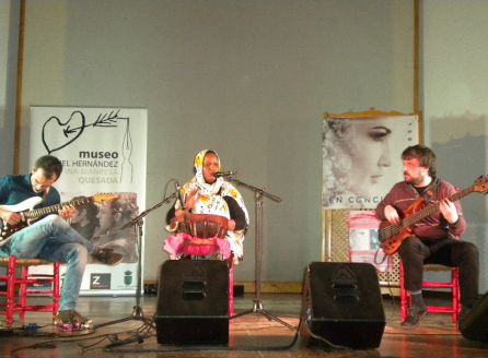 Aziza Brahim durante su actuacion en la gala Aziza Brahim durante su actuacion en la gala