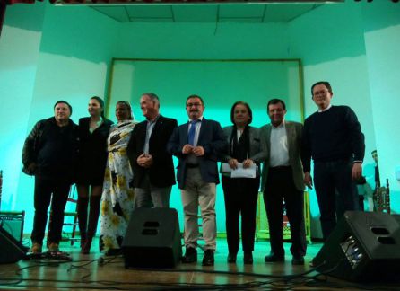 En el escenario tras la gala: Paco Ortega, Ana Corbel, Aziza Brahim, Manuel Vallejo, José Castro, presidenta local ONG, Maria Dolores Moreno, Basilio Dueñas y Juan Antonio López En el escenario tras la gala: Paco Ortega, Ana Corbel, Aziza Brahim, Manuel Vallejo, José Castro, presidenta local ONG, Maria Dolores Moreno, Basilio Dueñas y Juan Antonio López