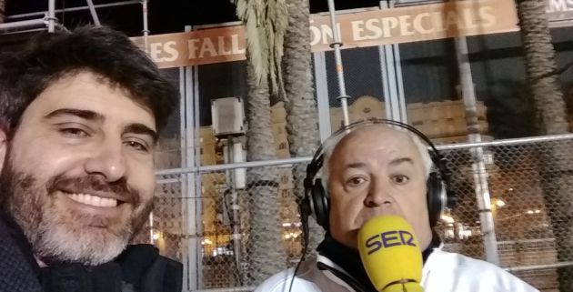 Uno de los dos artistas de la falla municipal, Gabriel Sanz, en la plaza del Ayuntamiento Uno de los dos artistas de la falla municipal, Gabriel Sanz, en la plaza del Ayuntamiento