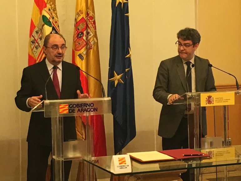El presidente de Aragón, Javier Lambán, y el ministro de Energía, Álvaro Nadal El presidente de Aragón, Javier Lambán, y el ministro de Energía, Álvaro Nadal