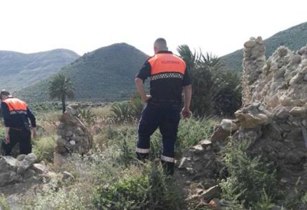 Voluntarios de Protección Civil de Andújar inspeccionando la zona asignada Voluntarios de Protección Civil de Andújar inspeccionando la zona asignada