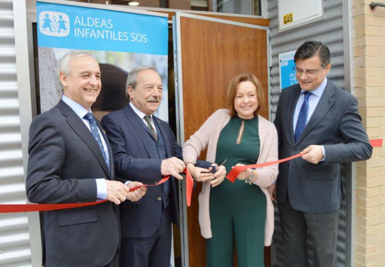 El alcalde de Oviedo, Wenceslao López, y el presidente de la Junta General, Pedro Sanjurjo, (segundo y cuatro por la izquierda) se sumaron al corte de la cinta inaugural en la nueva sede de la calle Manuel del Fresno. El alcalde de Oviedo, Wenceslao López, y el presidente de la Junta General, Pedro Sanjurjo, (segundo y cuatro por la izquierda) se sumaron al corte de la cinta inaugural en la nueva sede de la calle Manuel del Fresno.