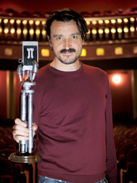 David Pareja, actor y director, con el trofeo David Pareja, actor y director, con el trofeo