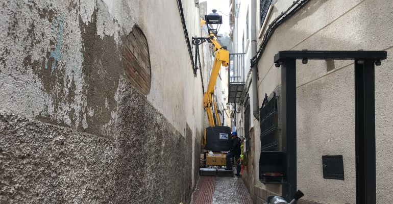 Grúa trabajando en la calle Vicario de Jaén. Grúa trabajando en la calle Vicario de Jaén.