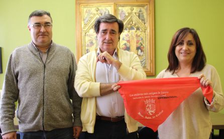 La concejal de Turismo muestra un pañuelo rojo con la palabra 'Internacional' escrita a mano. Acompañada del alcalde de Cuéllar y el concejal de Festejos La concejal de Turismo muestra un pañuelo rojo con la palabra 'Internacional' escrita a mano. Acompañada del alcalde de Cuéllar y el concejal de Festejos