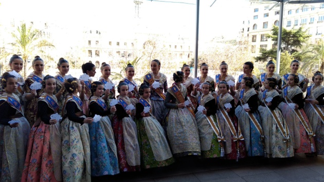 Las cortes de honor de las falleras mayores con los pececitos blancos en homenaje a Gabriel Las cortes de honor de las falleras mayores con los pececitos blancos en homenaje a Gabriel