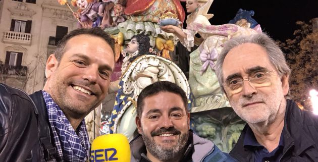 Los presidentes de Maestro Gozalbo y Almirante, Miguel Prim y Vicente Fuster, en la calle Conde Altea y con una de las obras de Algarra de fondo Los presidentes de Maestro Gozalbo y Almirante, Miguel Prim y Vicente Fuster, en la calle Conde Altea y con una de las obras de Algarra de fondo