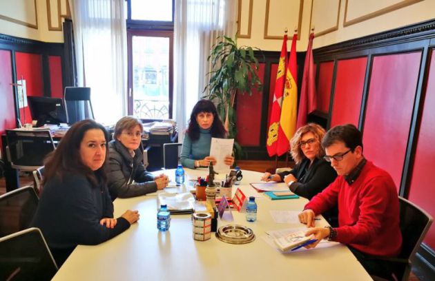 Reunión sobre Cultura entre Gloria Reguero, Rosalba Fonteríz, Ana Redondo, Charo Chávez y Pedro Herrero / Ayuntamiento Valladolid Reunión sobre Cultura entre Gloria Reguero, Rosalba Fonteríz, Ana Redondo, Charo Chávez y Pedro Herrero / Ayuntamiento Valladolid