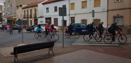 Los alumnos del María Zambrano recorriendo Alcázar en bicicleta Los alumnos del María Zambrano recorriendo Alcázar en bicicleta