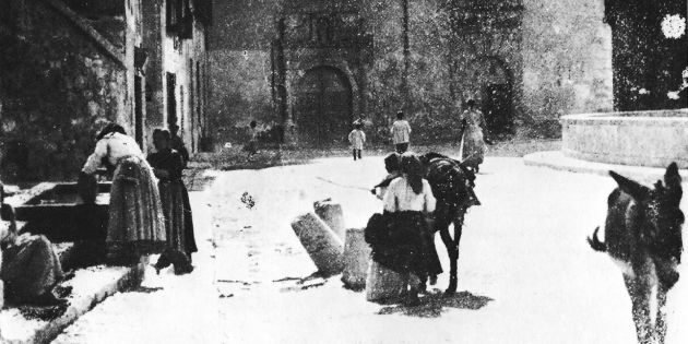 Aguadoras en la fuente de San Antón. Aguadoras en la fuente de San Antón.