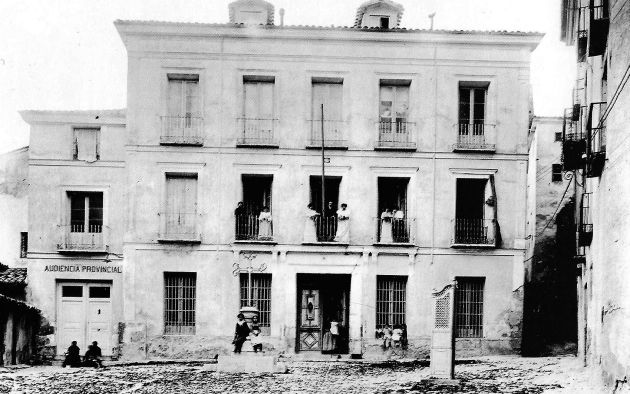 Plaza del Carmen con la cruz del siglo XX y un urinario. Plaza del Carmen con la cruz del siglo XX y un urinario.