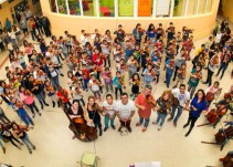 Condenados a cuidar los instrumentos musicales que robaron