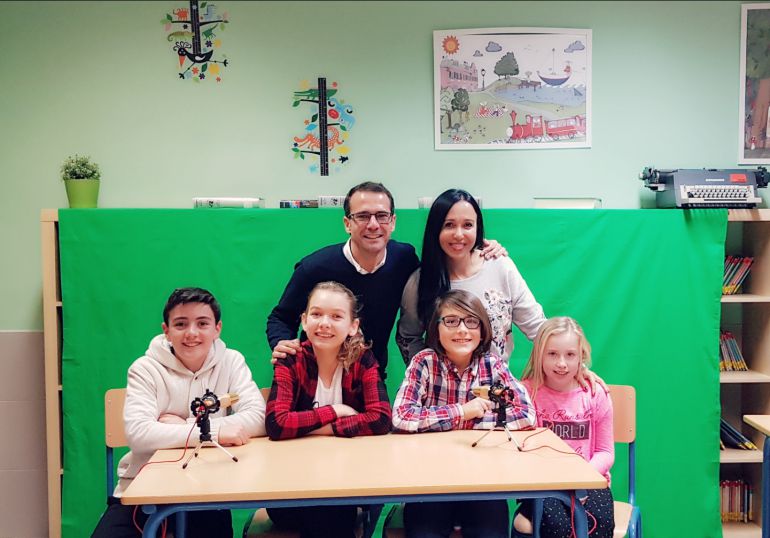 Niños de un colegio de la Cala de Mijas realizan informativos bilingües: Niños de un colegio de la Cala de Mijas realizan informativos bilingües Niños de un colegio de la Cala de Mijas realizan informativos bilingües: Niños de un colegio de la Cala de Mijas realizan informativos bilingües