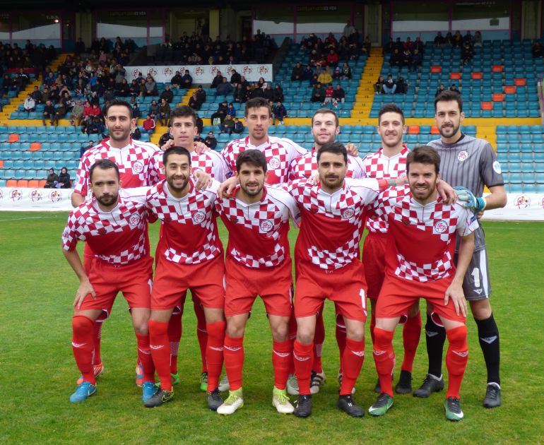 Uno de los onces iniciales de Castilla y León con tres jugadores de la Arandina: Carmona (arriba, 1º por dch) Ruba (abajo, 3º por izq) y Zazu (al lado de Ruba) Uno de los onces iniciales de Castilla y León con tres jugadores de la Arandina: Carmona (arriba, 1º por dch) Ruba (abajo, 3º por izq) y Zazu (al lado de Ruba)