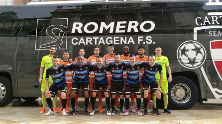 La plantilla posando frente al autobús La plantilla posando frente al autobús