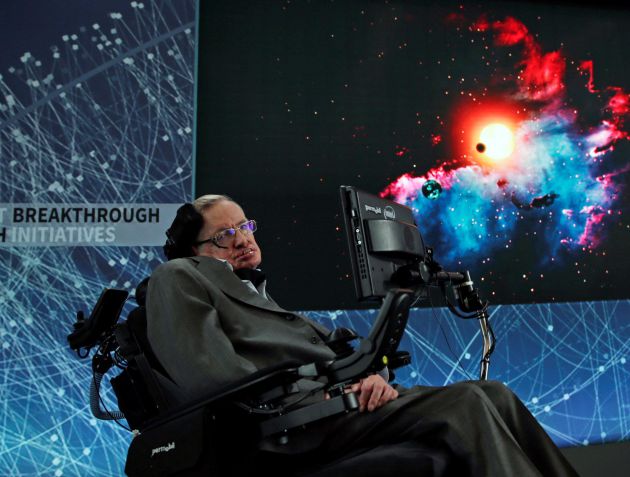 El científico británico Stephen Hawking atiende una rueda de prensa en el One World Trade Center, en Nueva York, Estados Unidos, 12 de abril de 2016. Stephen Hawking ha fallecido hoy, 14 de marzo de 2018, a los 76 años en su casa de Cambridge, según fuentes de la la familia. El científico pasará a la historia, entre otros méritos, como creador de la teoría del "big bang", término con el que se refirió al origen del espacio y el tiempo, pero también fue un estudioso de los agujeros negros que, según expuso, no son completamente negros ya que emiten radiación. El físico teórico, nacido en una familia de intelectuales de Oxford el 8 de enero de 1942, fue diagnosticado de esclerosis lateral amiotrófica (ELA) en 1963. El científico británico Stephen Hawking atiende una rueda de prensa en el One World Trade Center, en Nueva York, Estados Unidos, 12 de abril de 2016. Stephen Hawking ha fallecido hoy, 14 de marzo de 2018, a los 76 años en su casa de Cambridge, según fuentes de la la familia. El científico pasará a la historia, entre otros méritos, como creador de la teoría del "big bang", término con el que se refirió al origen del espacio y el tiempo, pero también fue un estudioso de los agujeros negros que, según expuso, no son completamente negros ya que emiten radiación. El físico teórico, nacido en una familia de intelectuales de Oxford el 8 de enero de 1942, fue diagnosticado de esclerosis lateral amiotrófica (ELA) en 1963.