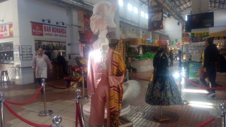 Muestras falleras en el centro del Mercat Municipal Muestras falleras en el centro del Mercat Municipal