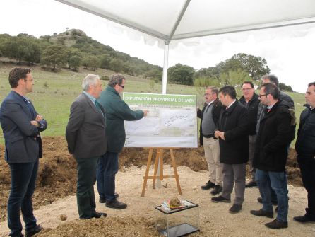 Los técnicos explica las caracteristicas y condiciones del proyecto Los técnicos explica las caracteristicas y condiciones del proyecto
