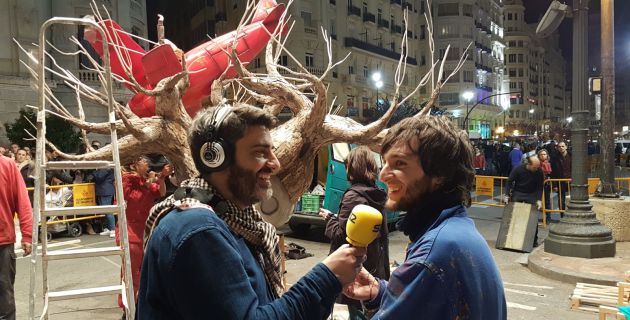 Miguel H., el artista de la falla municipal infantil, atendiendo al programa SER Falleros Miguel H., el artista de la falla municipal infantil, atendiendo al programa SER Falleros