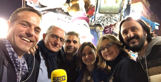 Chelo, Quique y Rafa, los tres presidentes de l'Antiga de Campanar y Merche, la Fallera Mayor, junto al compañero de Los 40 Cristian Sanbernardino Chelo, Quique y Rafa, los tres presidentes de l'Antiga de Campanar y Merche, la Fallera Mayor, junto al compañero de Los 40 Cristian Sanbernardino