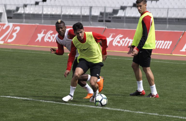 Gaspar en una jugada con Pervis. Gaspar en una jugada con Pervis.