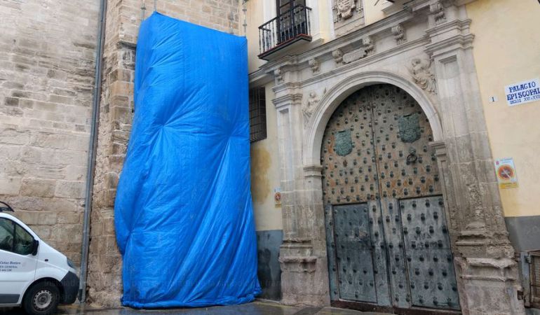 Este miércoles se ha instalado el andamio para retirar los símbolos Este miércoles se ha instalado el andamio para retirar los símbolos