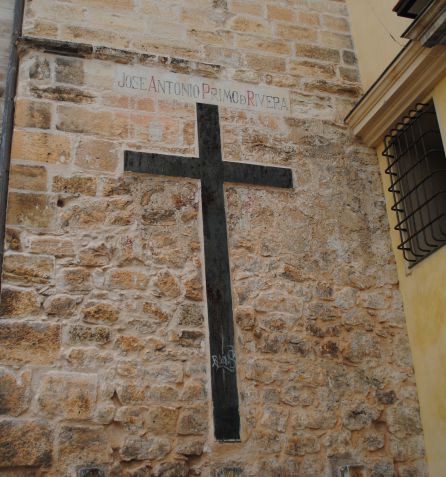 La inscripción, y los escudos bajo la cruz, serán retirados La inscripción, y los escudos bajo la cruz, serán retirados