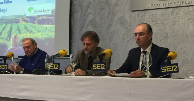 José Lorca, presidente de Trops; José Fiscal, consejero de Medio Ambiente y José Manuel Alba, director territorial en Málaga de Unicaja Banco. José Lorca, presidente de Trops; José Fiscal, consejero de Medio Ambiente y José Manuel Alba, director territorial en Málaga de Unicaja Banco.