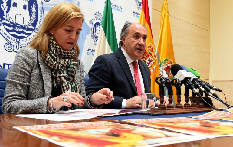 El alcalde de Algeciras, José Ignacio Landaluce, junto a la delegada de coordinación, Eva Pajares El alcalde de Algeciras, José Ignacio Landaluce, junto a la delegada de coordinación, Eva Pajares
