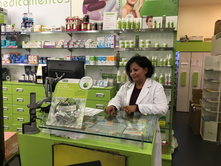 Maisoun en la farmacia de Alcobendas en la que está de prácticas. Maisoun en la farmacia de Alcobendas en la que está de prácticas.