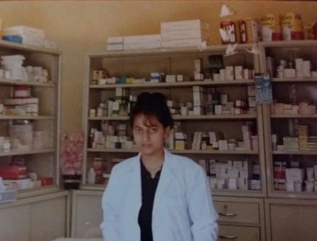 En su farmacia de Sahnaya, cuando tenía 24 años En su farmacia de Sahnaya, cuando tenía 24 años