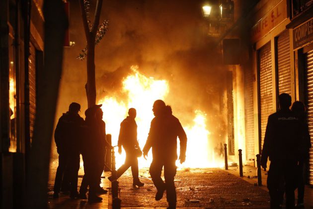 Contenedores incendiados en la calle Mesón de Paredes con la calle del Oso, en el barrio de Lavapiés de Madrid. Contenedores incendiados en la calle Mesón de Paredes con la calle del Oso, en el barrio de Lavapiés de Madrid.