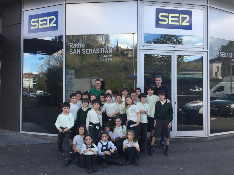 Los niños de 4º de Primaria del Colegio Inglés San Patricio posan con Porfi Fisac, técnico del Delteco GBC, en el exterior de las instalaciones de Radio San Sebastián Los niños de 4º de Primaria del Colegio Inglés San Patricio posan con Porfi Fisac, técnico del Delteco GBC, en el exterior de las instalaciones de Radio San Sebastián