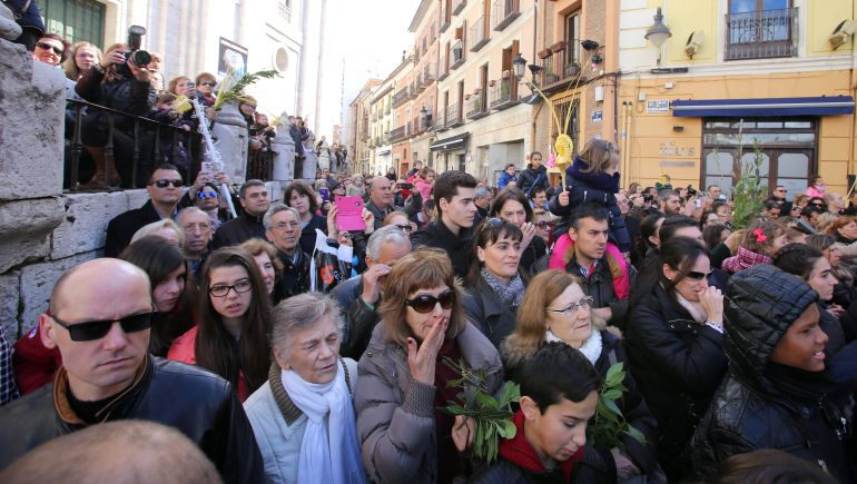 Un grupo de espectadores contempla una de las procesiones de la Semana Santa vallisoletana Un grupo de espectadores contempla una de las procesiones de la Semana Santa vallisoletana