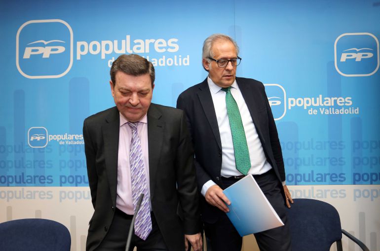 El secretario provincial del PP y el portavoz del Grupo Municipal durante la rueda de prensa El secretario provincial del PP y el portavoz del Grupo Municipal durante la rueda de prensa