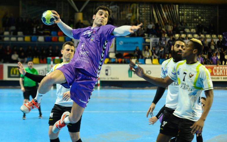 Victor Vigo a 4 segundos del final, forzó la prórroga que luego le daría la victoria el BM Guadalajara. Victor Vigo a 4 segundos del final, forzó la prórroga que luego le daría la victoria el BM Guadalajara.