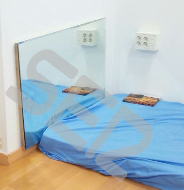 Cuatro enchufes sin los sistemas habituales de protección. Para ocultarlos se ponía el cuadro que está sobre la cama Cuatro enchufes sin los sistemas habituales de protección. Para ocultarlos se ponía el cuadro que está sobre la cama
