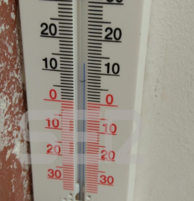 Termómetro en un aula de Montessori School que marca 13 grados Termómetro en un aula de Montessori School que marca 13 grados