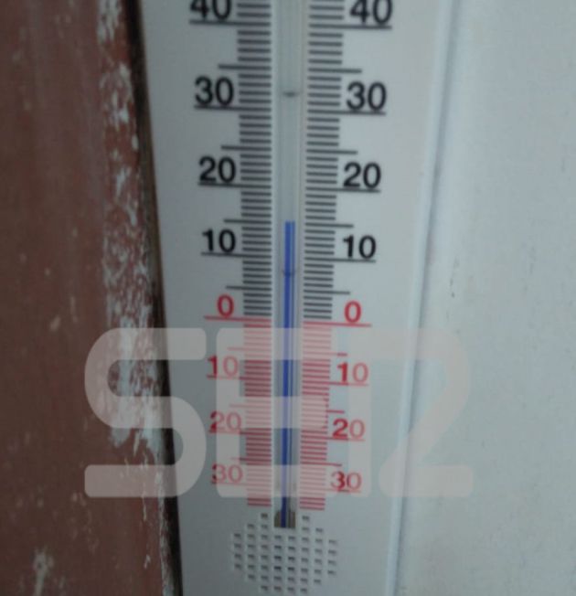 Termómetro que marca 15 grados de temperatura en un aula de Montessori School Termómetro que marca 15 grados de temperatura en un aula de Montessori School