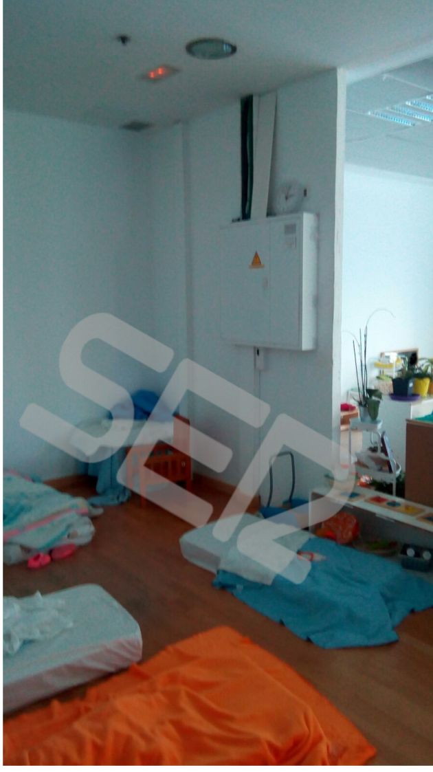 Un cuadro de luces en una estancia en la que duermen niños Un cuadro de luces en una estancia en la que duermen niños