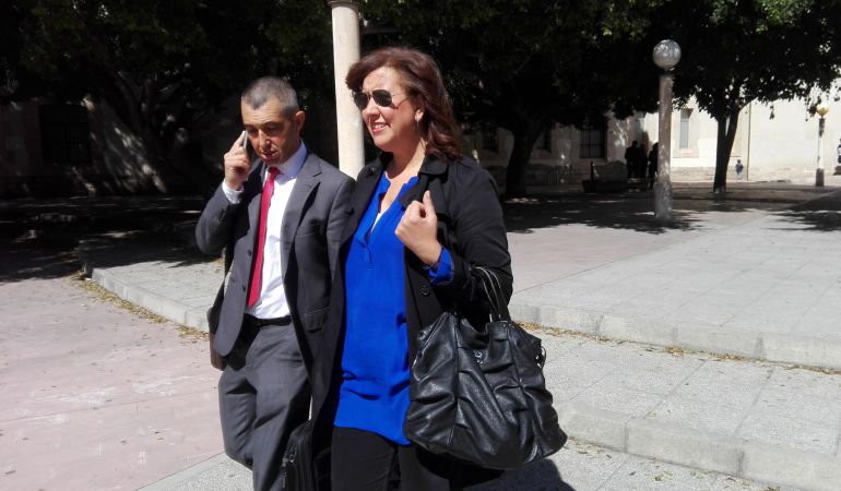 La exalcaldesa de Denia, Ana Kringe, a su salida de los juzgados para declarar sobre el caso FITUR del Patronato de Turismo. La exalcaldesa de Denia, Ana Kringe, a su salida de los juzgados para declarar sobre el caso FITUR del Patronato de Turismo.
