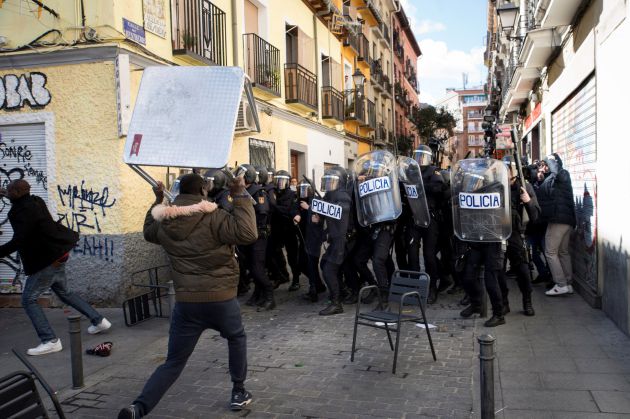 Los senegaleses que se han concentrado en la Plaza Nelson Mandela del barrio madrileño de Lavapiés han intentado agredir y obligado a refugiarse en un bar al cónsul de su país en Madrid, que ha sido rescatado por la Policía. Los senegaleses que se han concentrado en la Plaza Nelson Mandela del barrio madrileño de Lavapiés han intentado agredir y obligado a refugiarse en un bar al cónsul de su país en Madrid, que ha sido rescatado por la Policía.