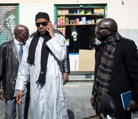 El cónsul de Senegal en Madrid, Mouctar Belal (c), se ha visto obligado a refugiarse en un bar. El cónsul de Senegal en Madrid, Mouctar Belal (c), se ha visto obligado a refugiarse en un bar.